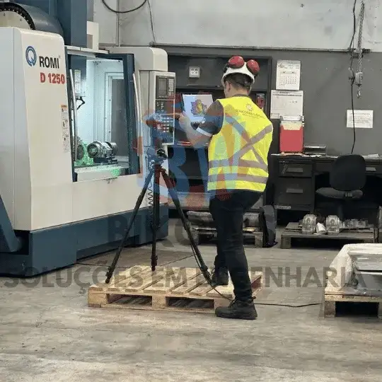 Engenheiro da Bikows avaliando equipamento industrial em campo