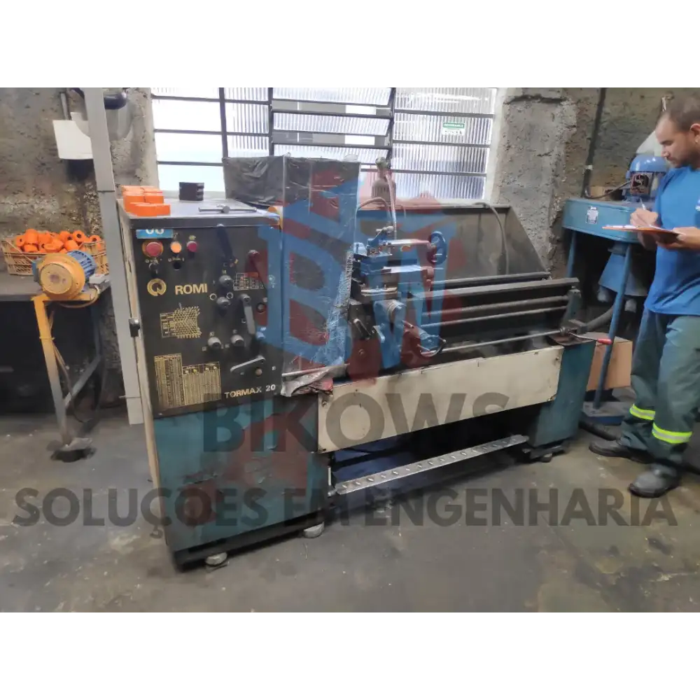 Engenheiro realizando escaneamento 3D de centro de usinagem CNC Romi