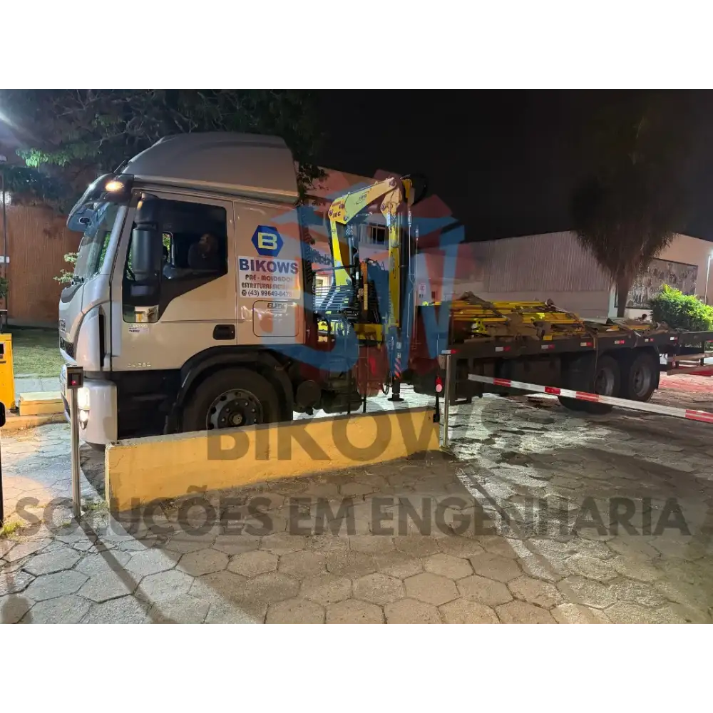 Montação de estrutura metálica de cobertura com caminhão munçk
