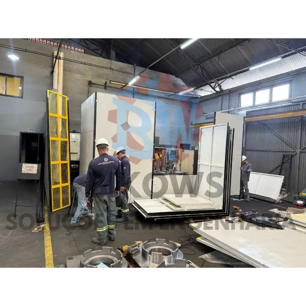 Engenheiro em manutenção de comando elétrico de máquina industrial