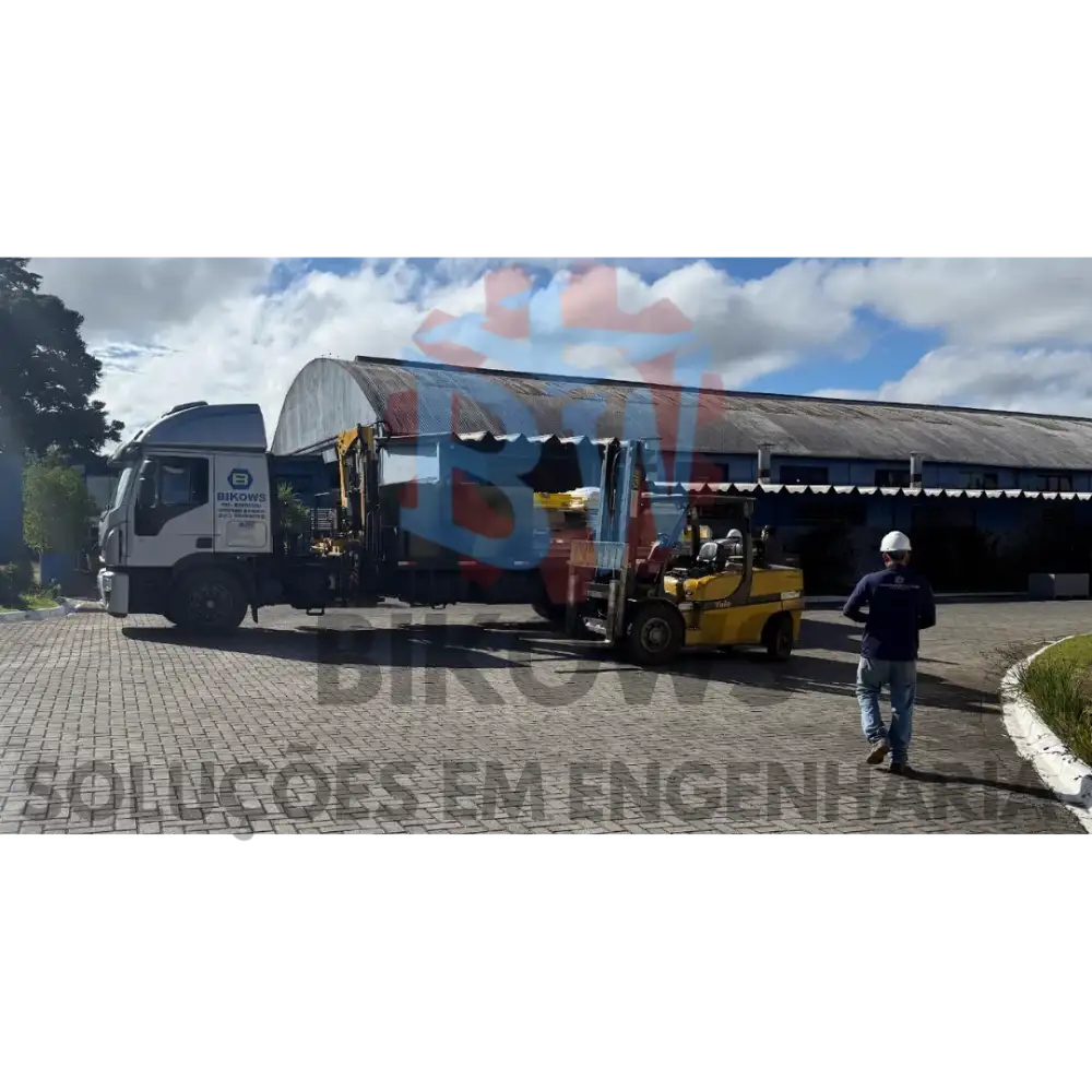 Técnico da Bikows em manutenção de painel elétrico de comando industrial