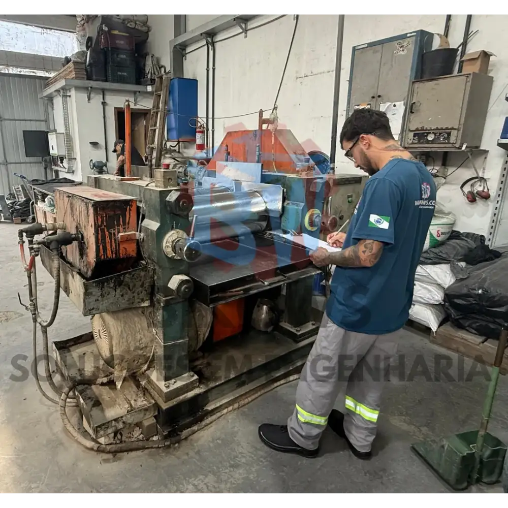 Equipe técnica avaliando motor e sistema de transmissão em subsolo industrial