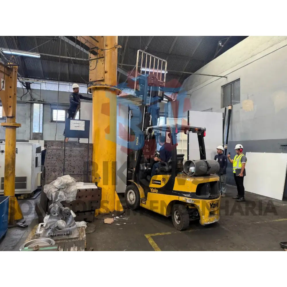 Transporte de equipamento industrial com caminhão guindauto da Bikows