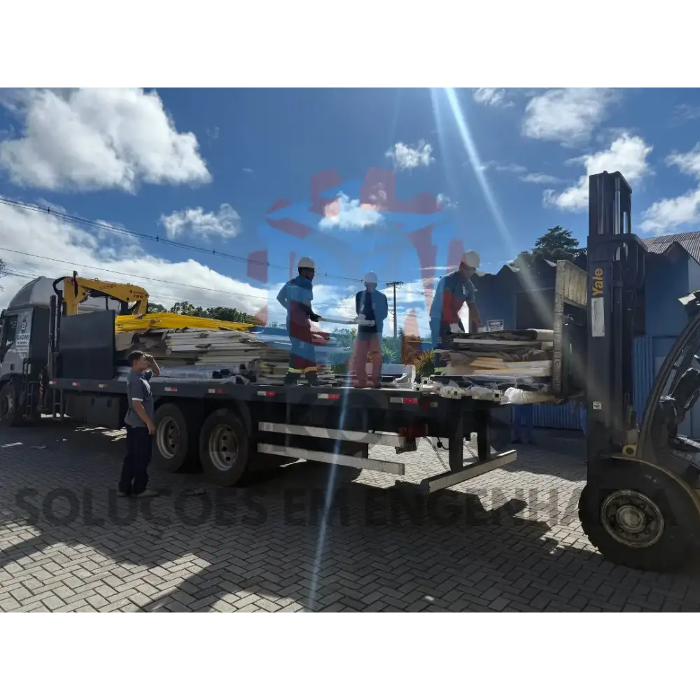 Transporte noturno de estrutura metálica em caminhão da Bikows