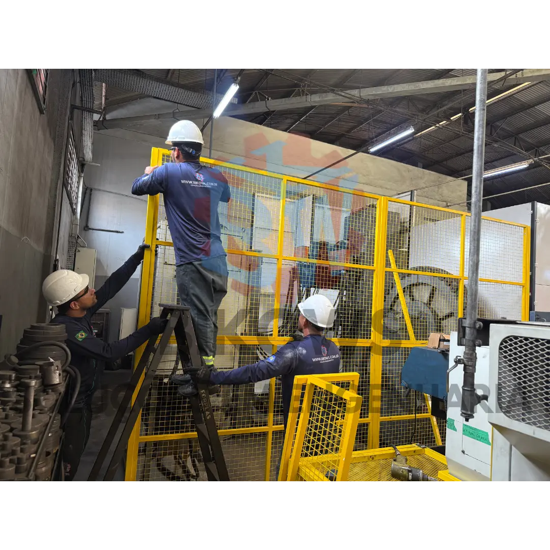 Instalação de proteção em altura com equipe usando EPI completo