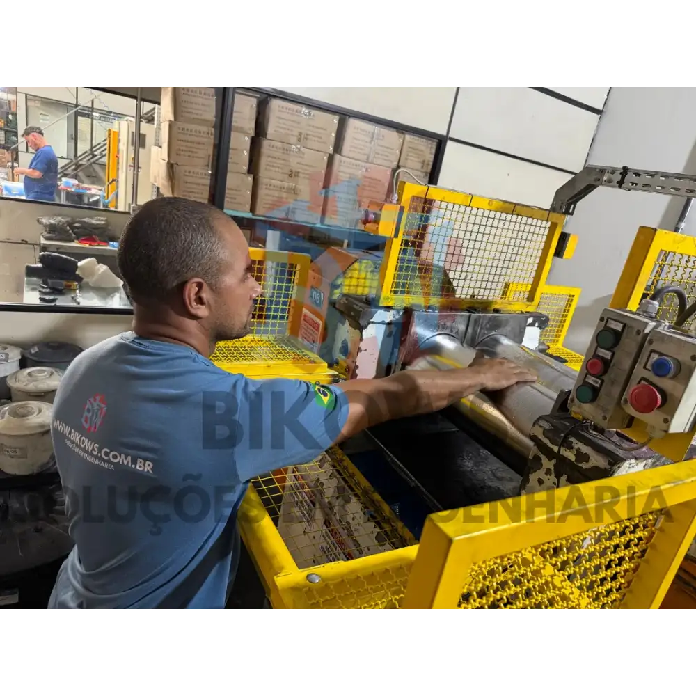 Equipe da Bikows em treinamento técnico de segurança de máquinas em campo