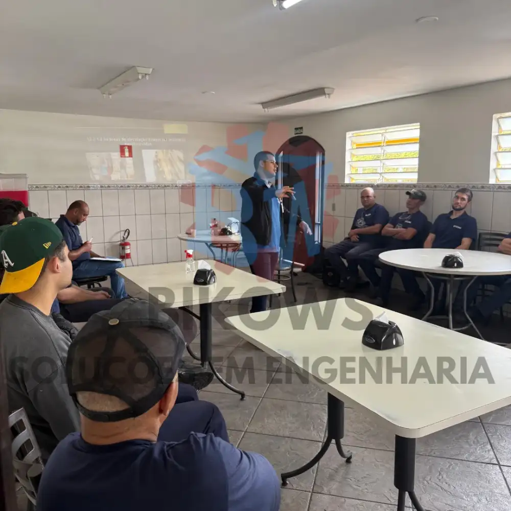 Projeto tridimensional de estrutura industrial com plataforma elevada e escadas