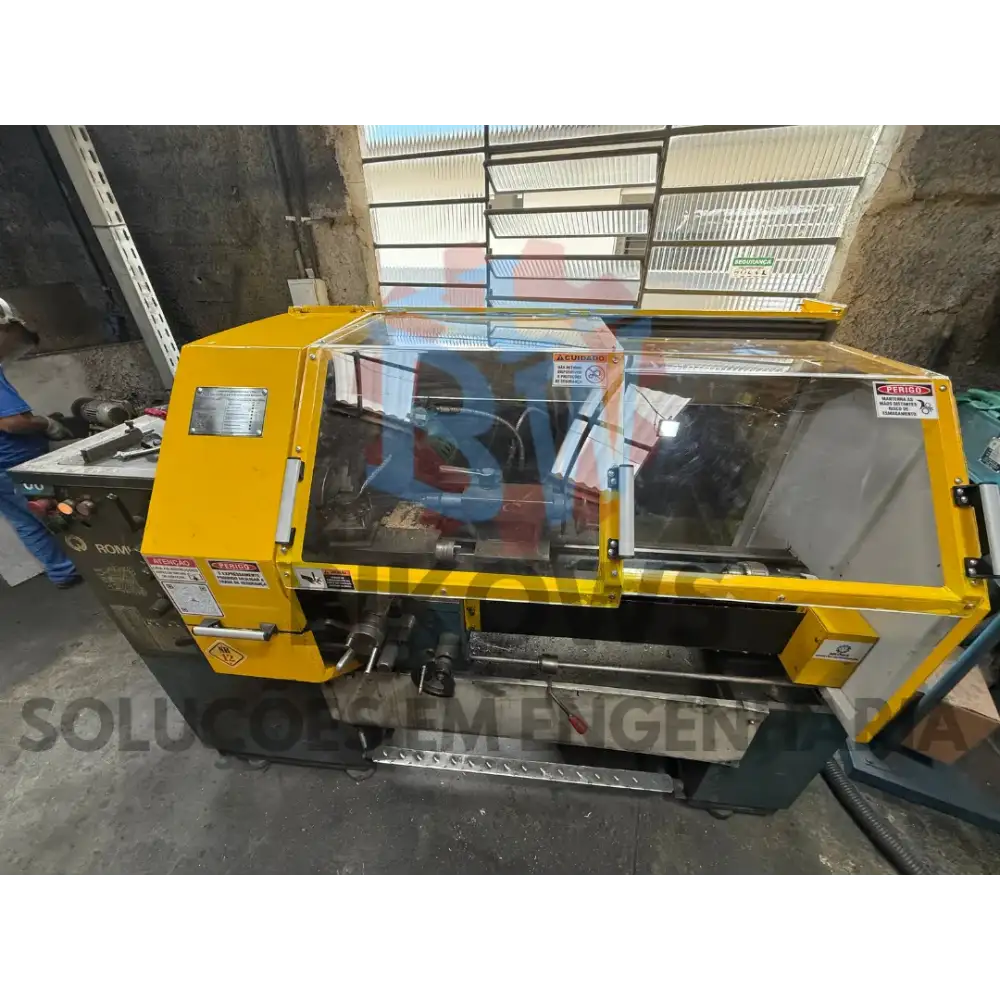 Centro de usinagem CNC com escada de acesso e proteção instalada pela Bikows