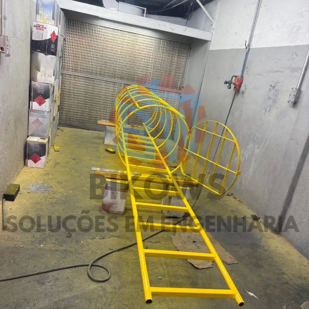 Técnico operando calandra industrial com proteções intertravadas instaladas