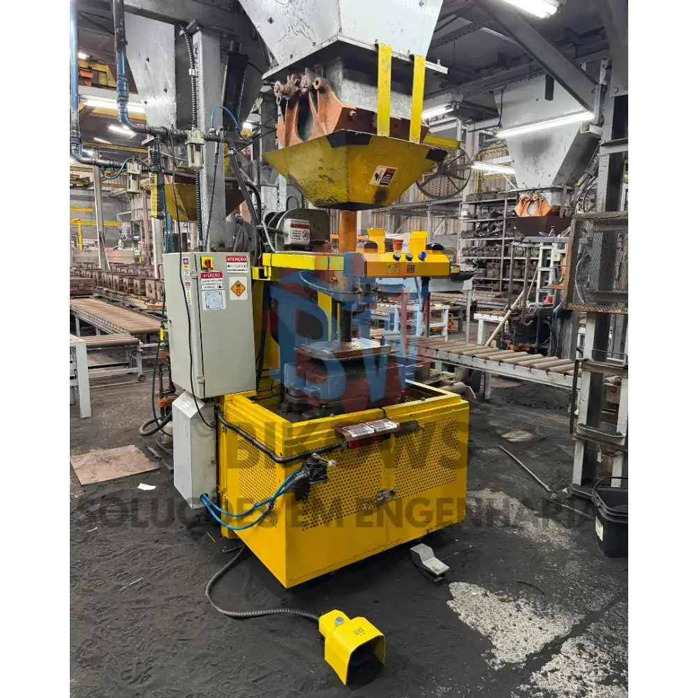 Máquina industrial com plataforma de acesso e escada em galpão fabril