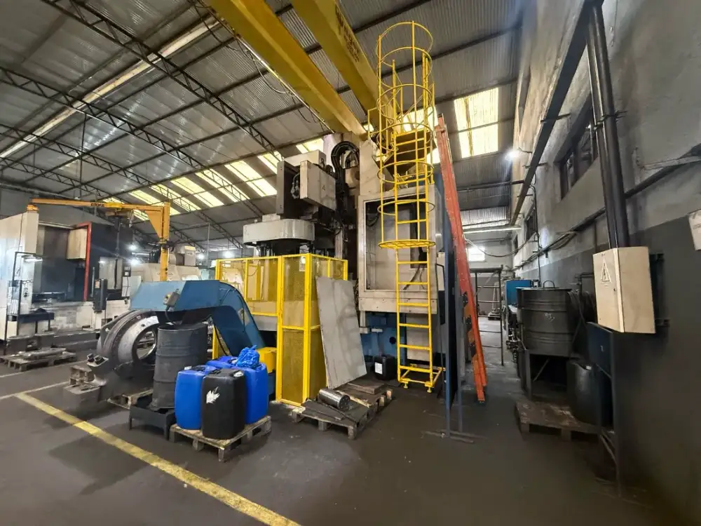 Solda de viga em montagem de estrutura metálica industrial em galpão