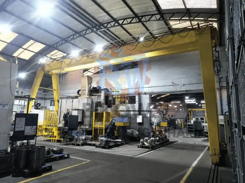 Elevadores e transportadores em setor industrial de movimentação de materiais