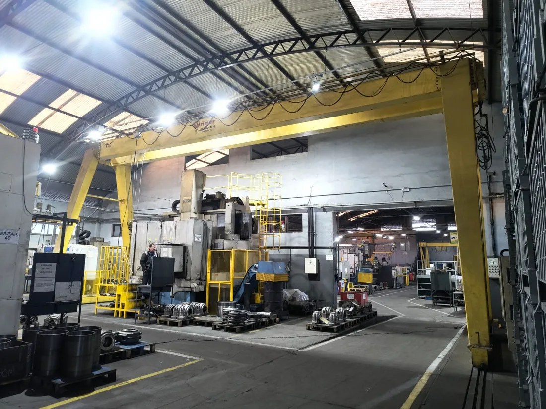 Proteção fixa instalada em máquina industrial durante adequação NR-12 executada pela Bikows