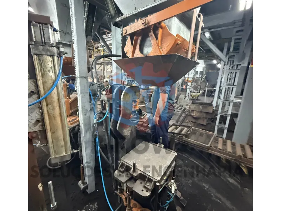 Técnico operando calandra industrial com proteções intertravadas instaladas