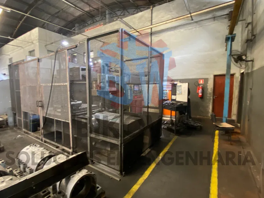 Célula produtiva com proteção em malha metálica e portão intertravado