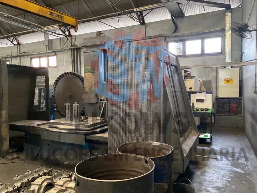 Estrutura de proteção amarela instalada em máquina industrial