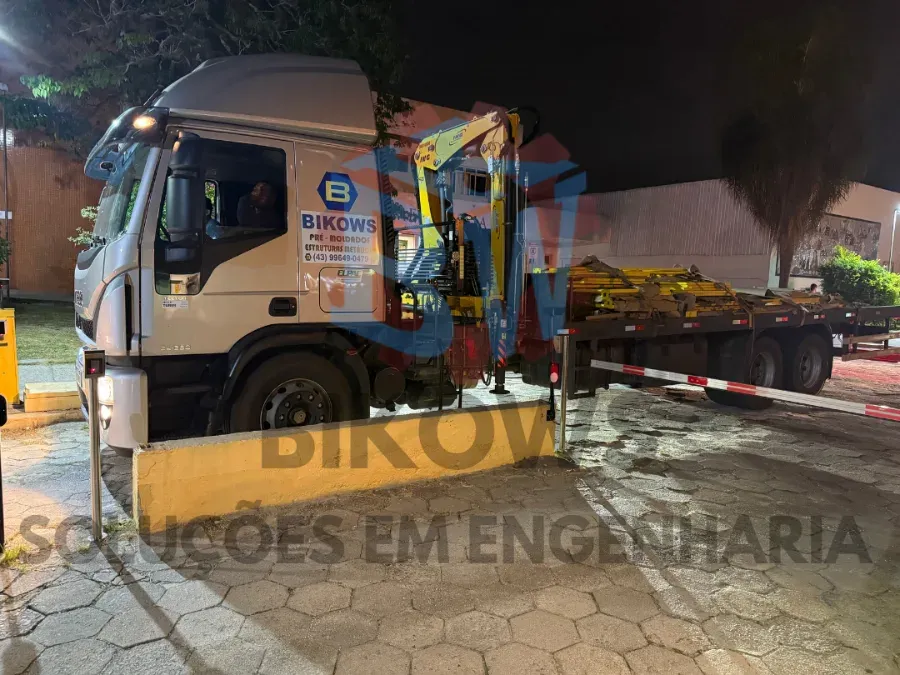 Proteção em malha metálica amarela instalada em equipamento industrial