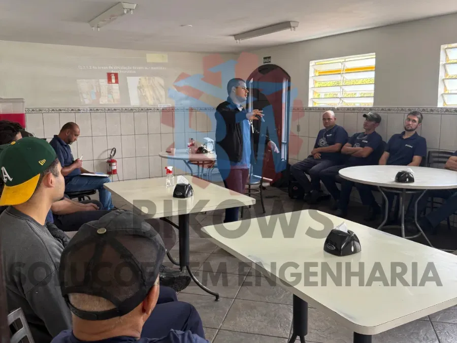 Instalação de proteção mecânica em corredor industrial