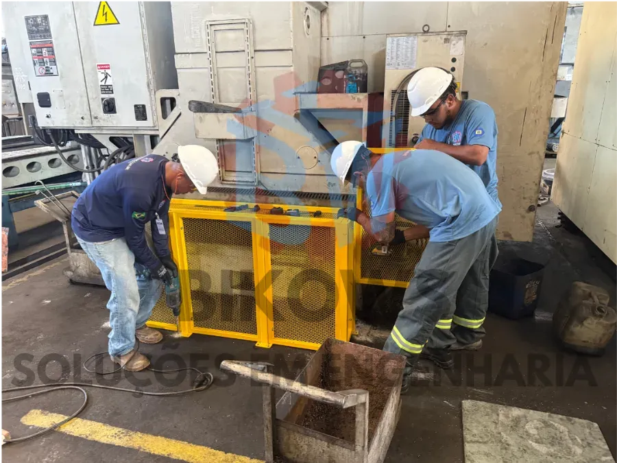 Equipe da Bikows durante instalação de proteção mecânica