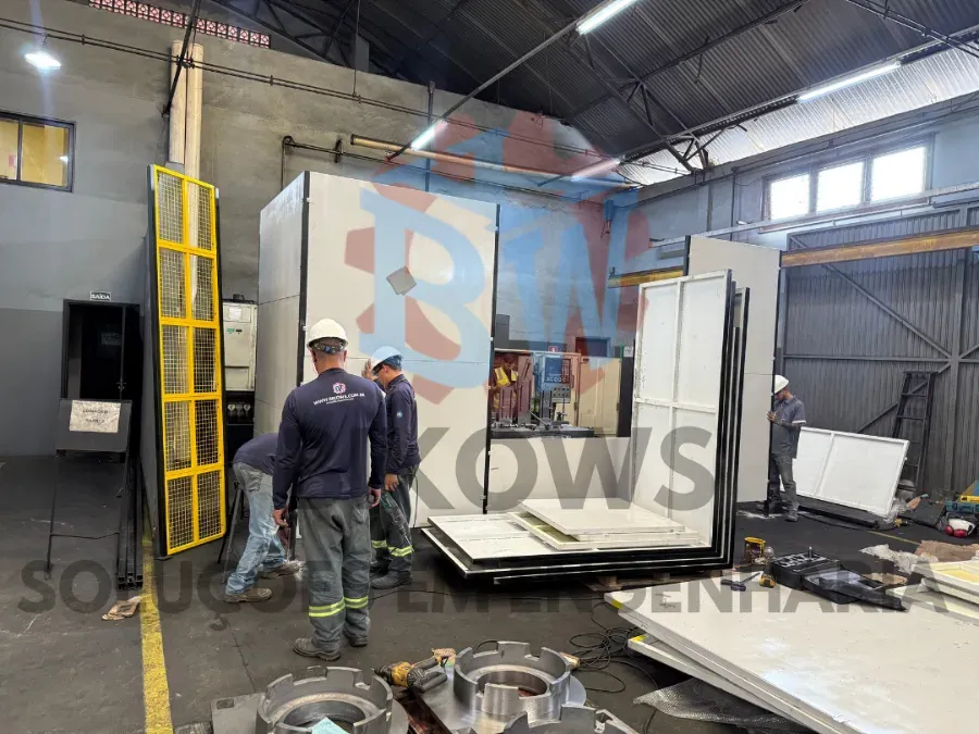 Equipe da Bikows durante instalação de proteção em máquina industrial
