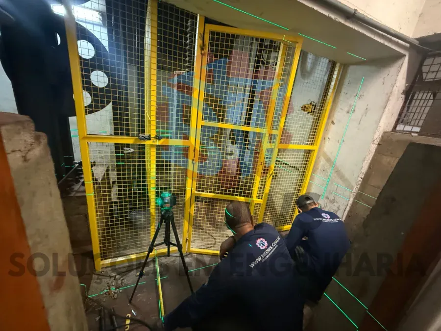 Instalação de proteção mecânica em equipamento industrial
