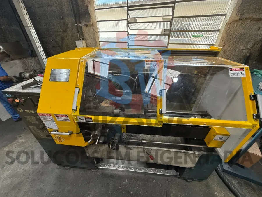 Torno mecânico com proteção amarela e visor transparente instalado pela Bikows
