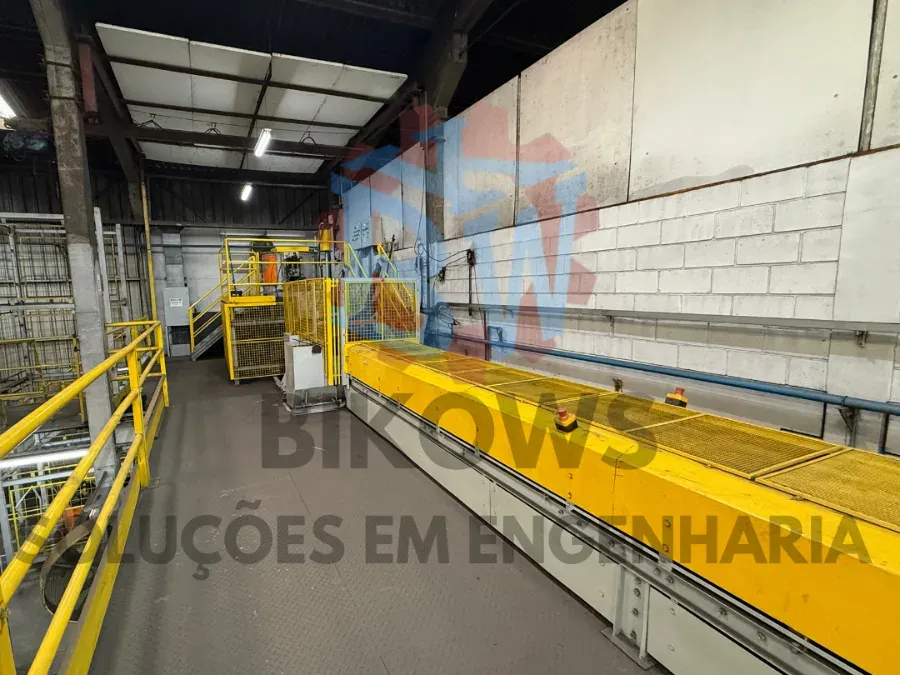 Proteção transparente intertravada instalada em torno mecânico, com sinalização NR-12