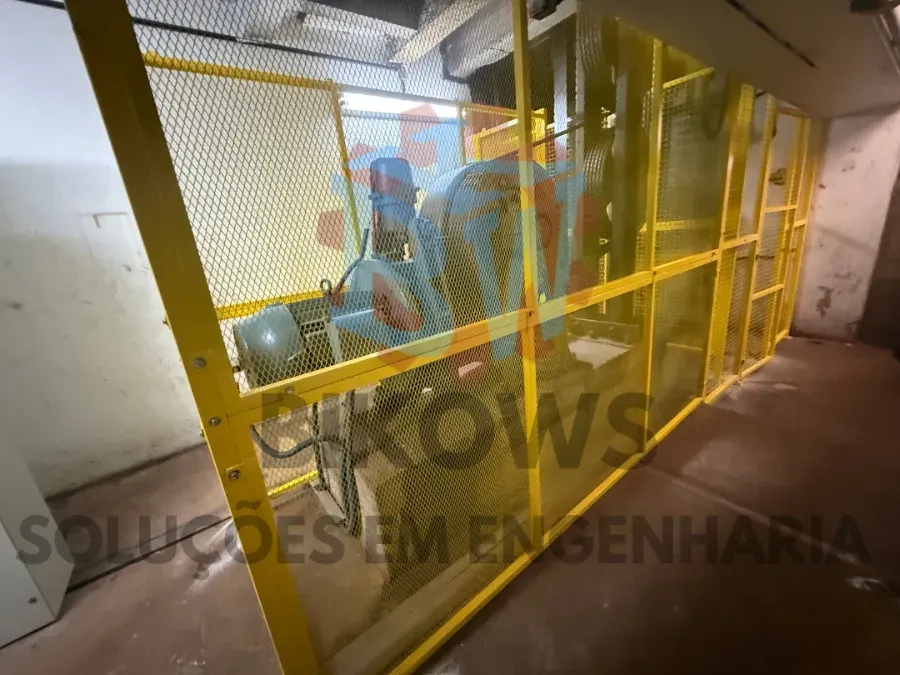 Técnico da Bikows em manutenção de painel elétrico de comando industrial