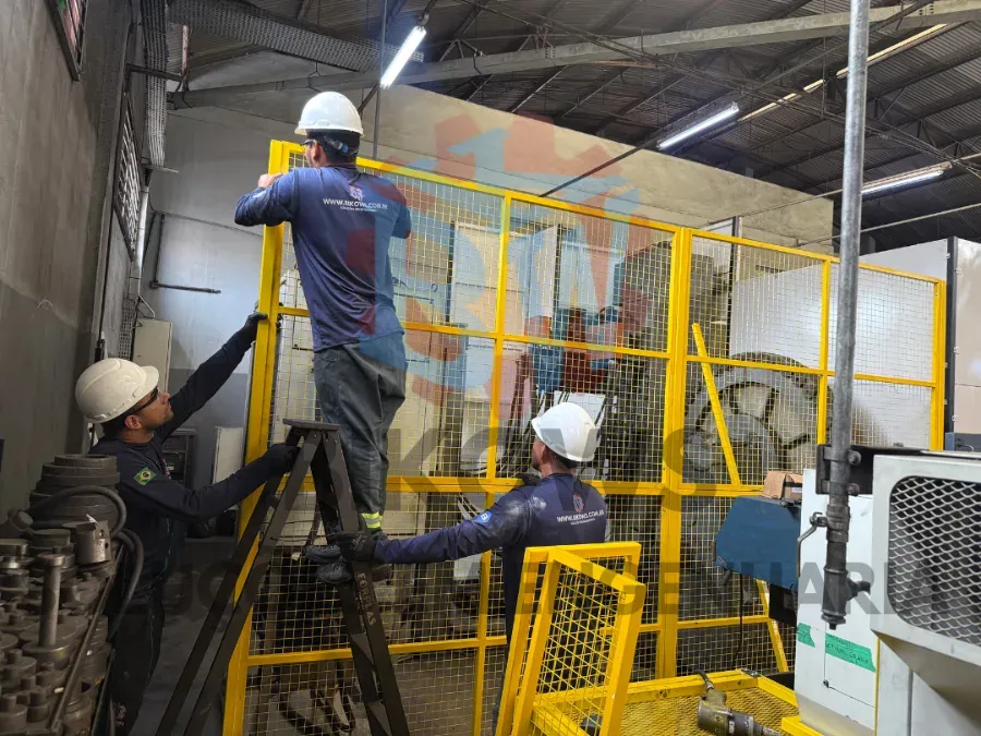 Técnico da Bikows junto a painel com sinalização de risco elétrico