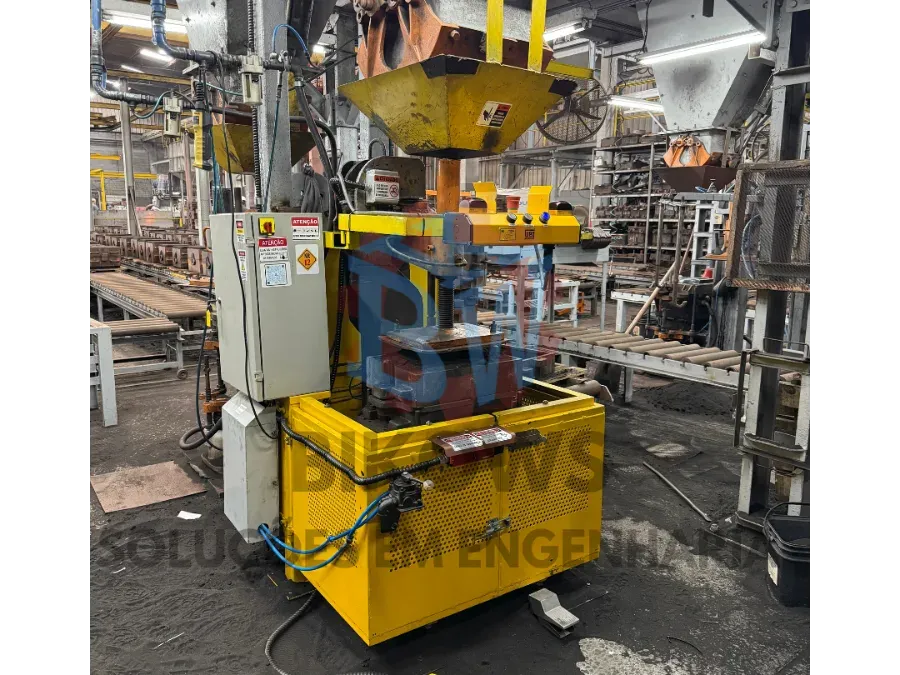 Máquina industrial com plataforma de acesso e escada em galpão fabril