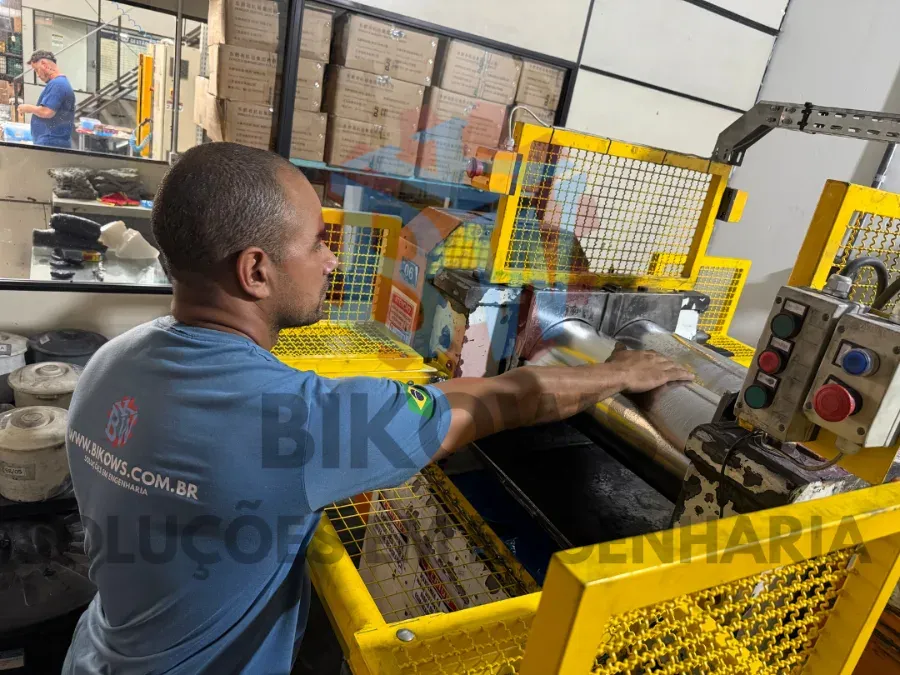 Equipe da Bikows em treinamento técnico de segurança de máquinas