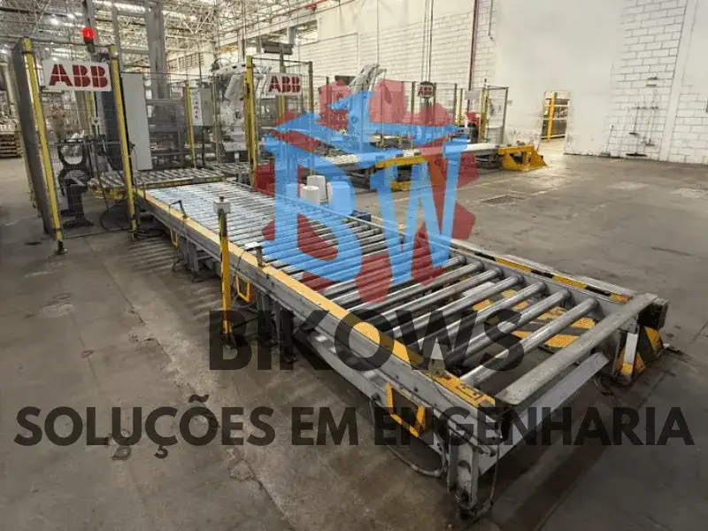 Linha de produção industrial robotizada com automação implementada