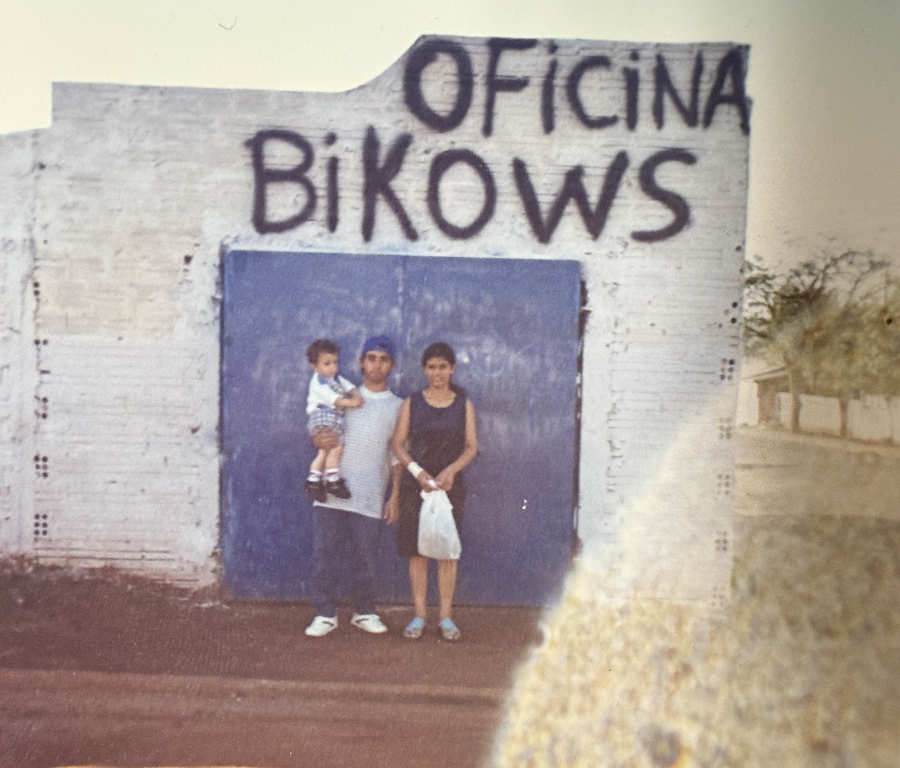 Fachada da primeira Oficina Bikows em Ribeirão do Pinhal, com a família na entrada
